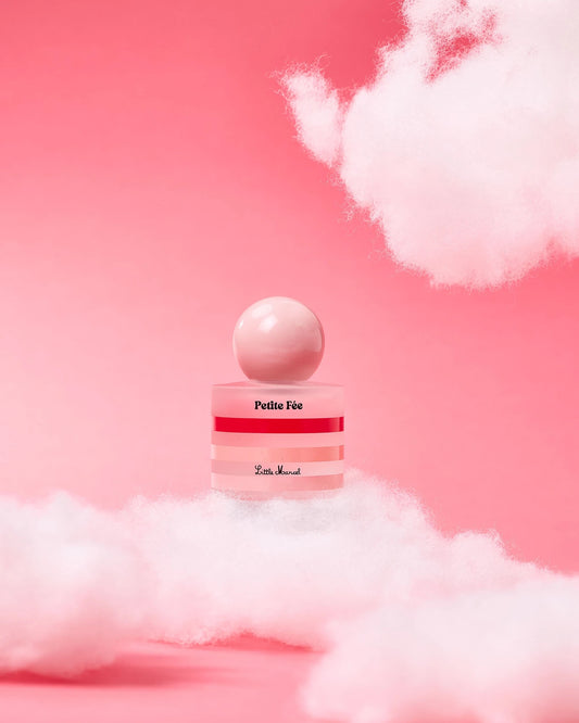 Flacon de notre parfum pour fille, Petite fée dans les nuages sur un fond rose
