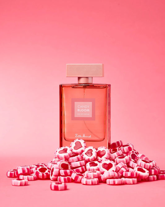 Flacon de Candy Bloom sur un tas de bonbons en forme de coeur