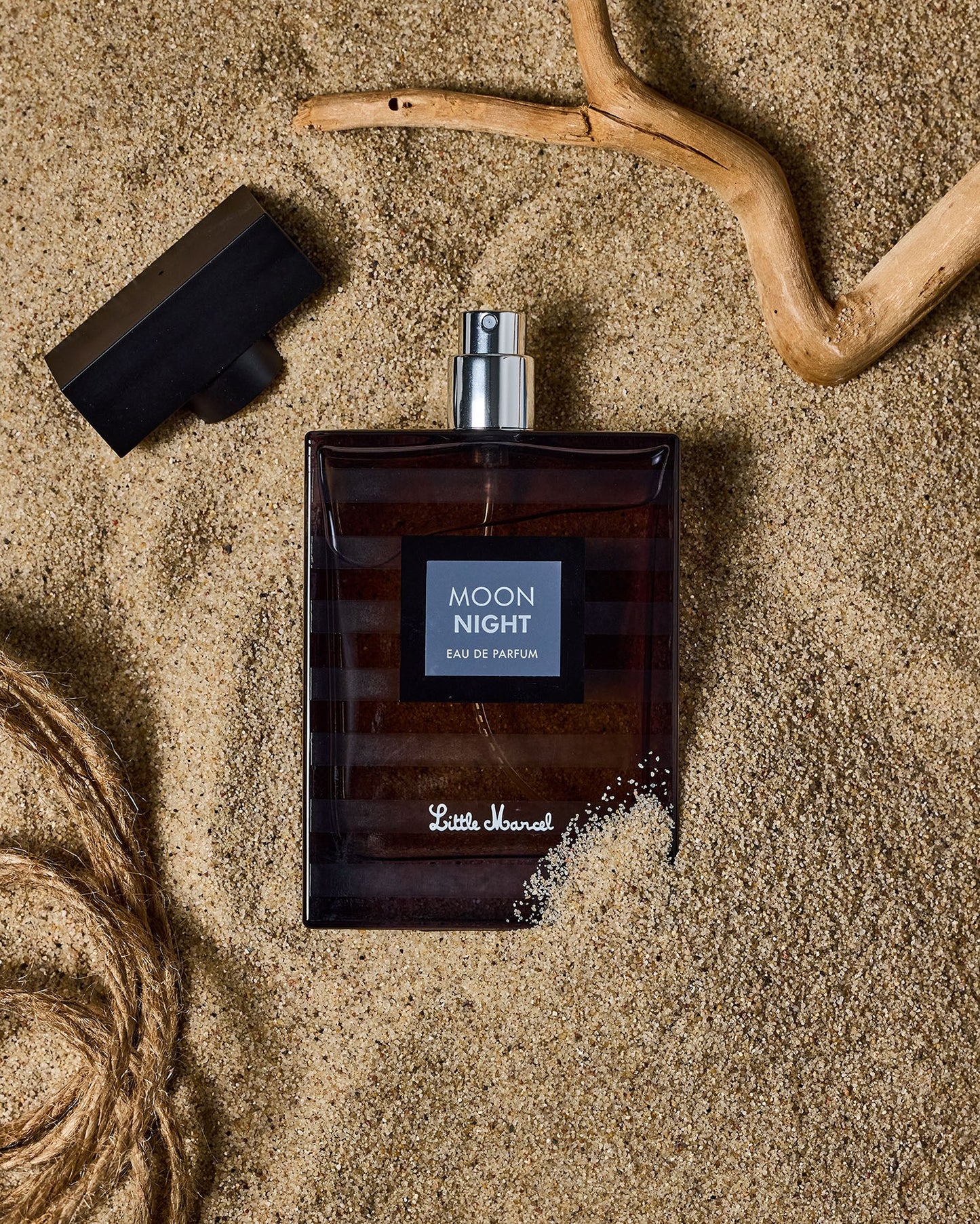Flacon ouvert dans le sable de notre parfum pour homme, Moon Night