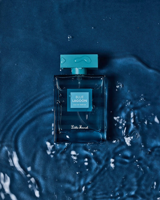 Flacon de Blue Lagoon dans l'eau sur fond bleu